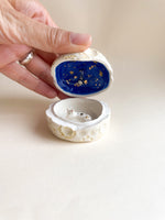 Carregar imagem no visualizador da galeria, Porta Tesouros Gatinho Branco na Lua
