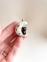 Carregar imagem no visualizador da galeria, Pingente Gato Preto na Lua
