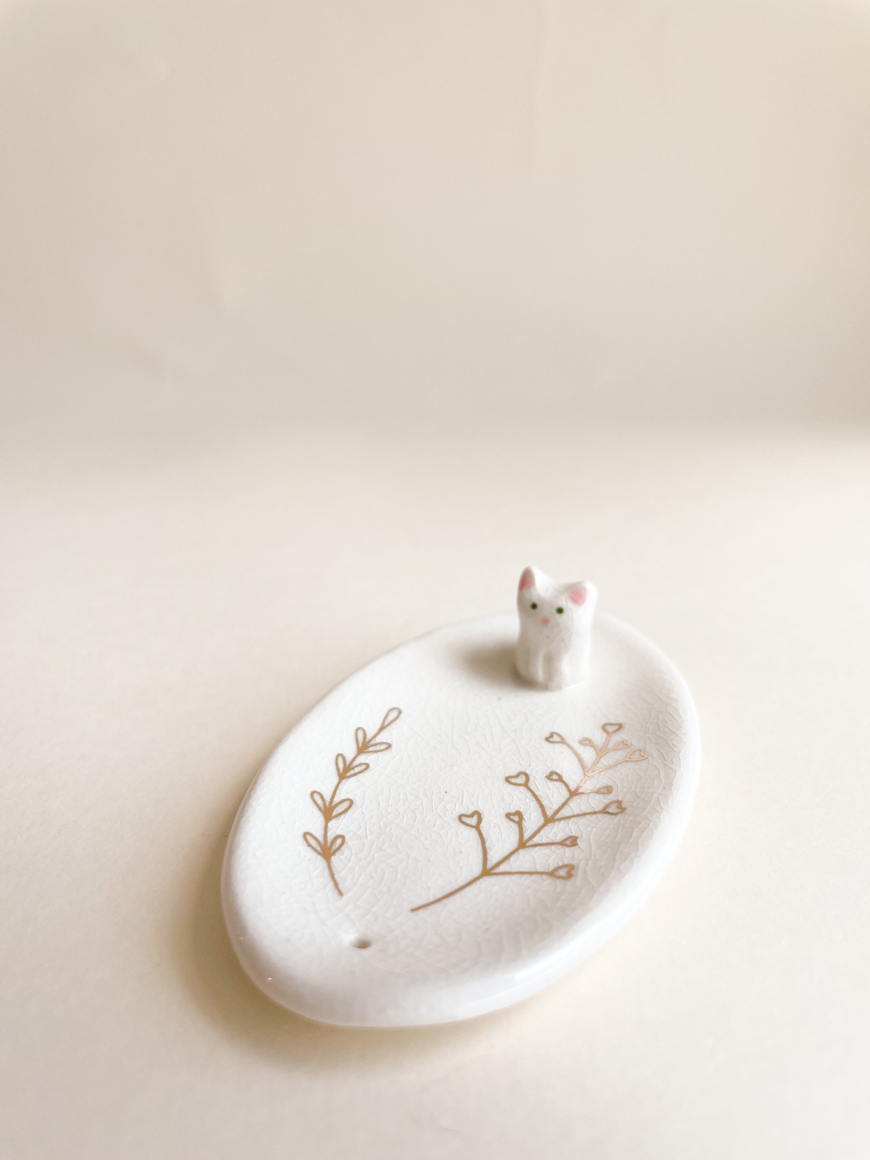 Mini Porta Joias Gatinho Branco e Raminhos Dourados