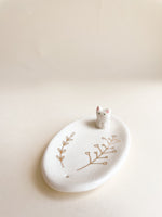 Carregar imagem no visualizador da galeria, Mini Porta Joias Gatinho Branco e Raminhos Dourados
