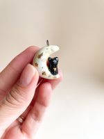 Carregar imagem no visualizador da galeria, Pingente Gato Preto na Lua
