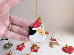 Carregar imagem no visualizador da galeria, Enfeite de Cerâmica Gatinho Noel
