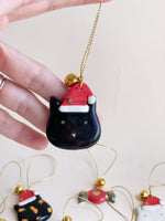 Carregar imagem no visualizador da galeria, Enfeite de Cerâmica Gatinho Noel
