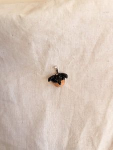 Pingente Cãozinho Preto e Marrom